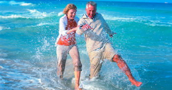 Fit im Alter – Ehepaar am Meer ohne Knochenschmerzen (Foto © DAK-Gesundheit)