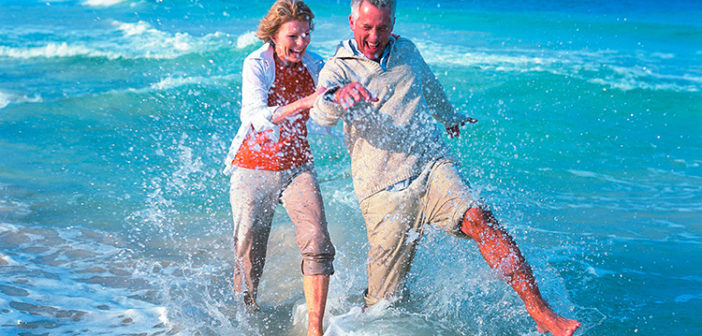Fit im Alter – Ehepaar am Meer ohne Knochenschmerzen (Foto © DAK-Gesundheit)