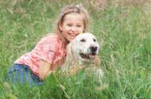 Mädchen und Hund - Zeckenschutz-Kampagne „Zeckurity“ (Foto: © Bayer)