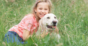 Mädchen und Hund - Zeckenschutz-Kampagne „Zeckurity“ (Foto: © Bayer)