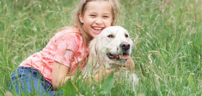 Mädchen und Hund - Zeckenschutz-Kampagne „Zeckurity“ (Foto: © Bayer)