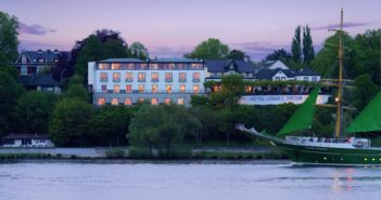 Außenansicht bei Dämmerung - Hotel Louis C. Jacob