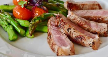 Fleisch und Gemüse sind gut für low Carb & eiweißreiche Ernährung