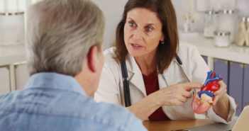 Patient mit Herzschwäche lässt sich vom Facharzt beraten