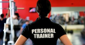 Personal Trainer in einem Fitnessstudio