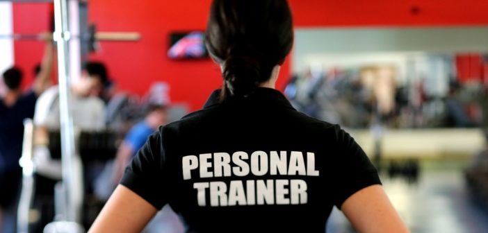 Personal Trainer in einem Fitnessstudio