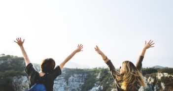 Zwei Frauen im Urlaub freuen sich, dass sie keine Reisekrankheiten haben