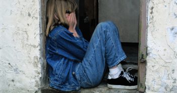 Trauriges Kind, das an Schizophrenie leidet