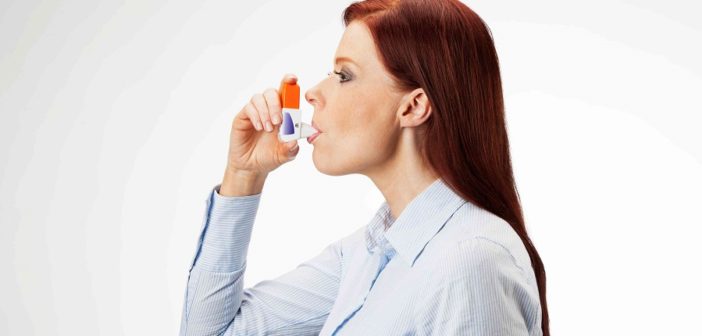 Frau mit Asthma inhaliert