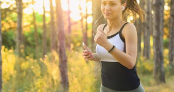 Frau beim Laufen im Wald