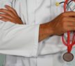 Bild eines Arztes mit Stethoskop in der Hand