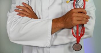 Bild eines Arztes mit Stethoskop in der Hand