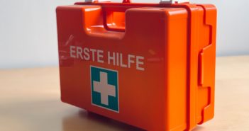 erste Hilfe Kasten in Orange