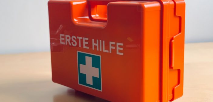 erste Hilfe Kasten in Orange