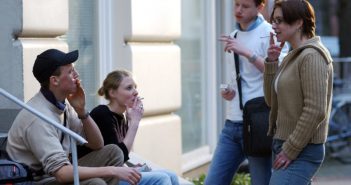 4 junge Menschen beim Rauchen