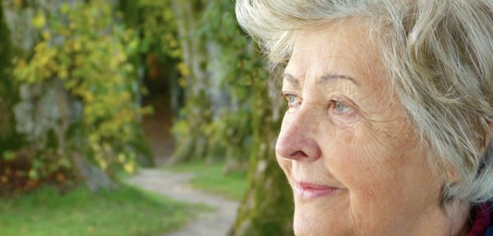ältere Frau die unter Spätfolgen der Gürtelrose leidet