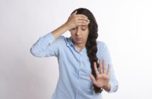 Frau mit vestibulärer Migraene - Schwindel, Kopfschmerzen und Gleichgewichtsstörungen treffen bei einer vestibulären Migräne aufeinander