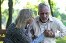 Mann erleidet in einem Park einen Hinterwandinfarkt / Herzinfarkt