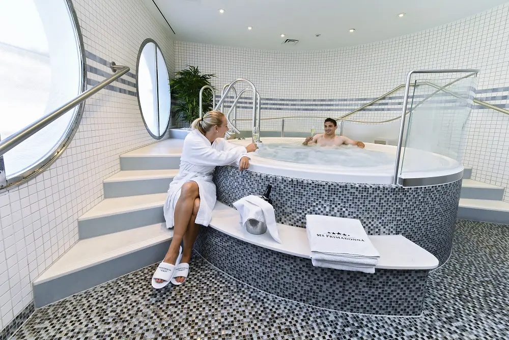 Paar im Indoor Wellness Bereich der Primadonna