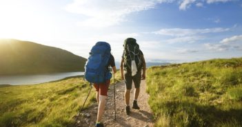 Touristen beim Wandern durch die Berge