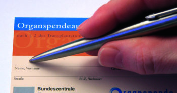 Organspendeausweis wird ausgefüllt