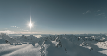 Alpen schneebedeckt bei Sonnenschein