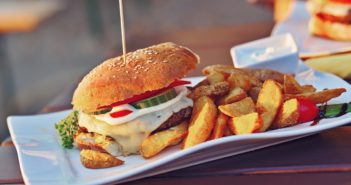 Burger mit Pommes frites