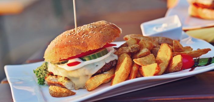 Burger mit Pommes frites