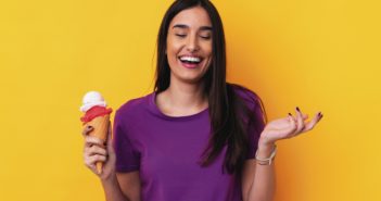 Junge Frau glücklich mit einem Eis in der Hand