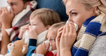 ganze Familie leidet unter einer Erkältung und putzt sich die Nase