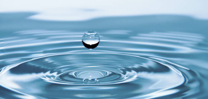 Ein Wassertropfen fällt ins Wasser und erzeugt ein ringförmige Welle © ronymichaud_pixabay