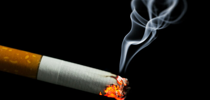 Eine brennende Zigarette qualmt