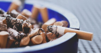 Ein Aschenbecher voller Zigarettenkippen. Bild Pixabay