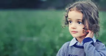 Von unsichtbar zu unübersehbar – So erkennt man Typ-1-Diabetes vor den ersten Symptomen Bild eines dunkelhaarigen ca. 5-jährigen Kindes vor unscharfem Hintergrund.