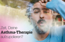 Ein Mann schaut durch eine Glasscheibe und haucht die Scheibe an.