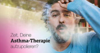 Ein Mann schaut durch eine Glasscheibe und haucht die Scheibe an.