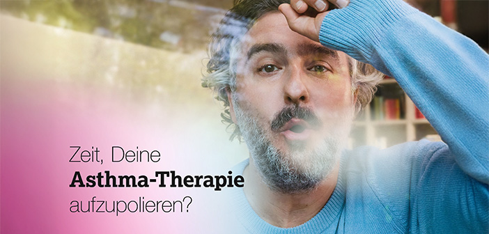 Ein Mann schaut durch eine Glasscheibe und haucht die Scheibe an.