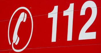 Auf der Seitenwand eines Feuerwehrautos sthet in großen Zahlen 112 für die Notrufnummer