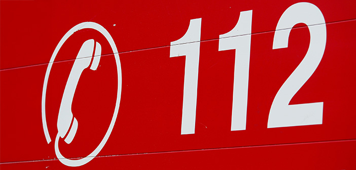 Auf der Seitenwand eines Feuerwehrautos sthet in großen Zahlen 112 für die Notrufnummer