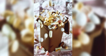 Symbolbild: Viele verschiedenfarbige Tabletten werden in eine Miniaturmülltonne geschüttet